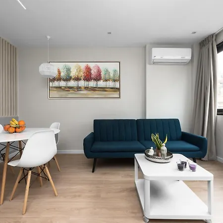 New Yorker, Nilie Hospitality Mgmt Apartment